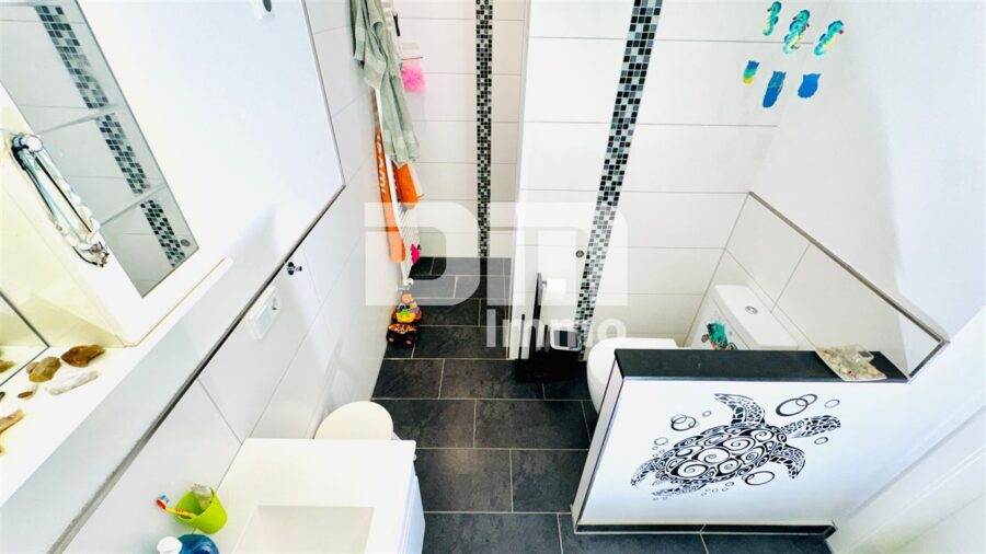 Vollständig kernsaniertes / neu erstelltes EFH in zentraler Lage mit 2 Garagen - EG Badezimmer / Dusche ebenerdig